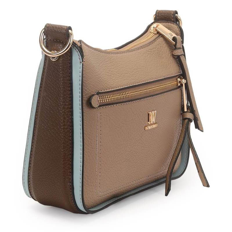 Bolsa tiracolo WJ Fendi feminina bege em uso casual, combinando com look diário.